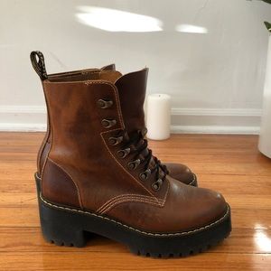 Dr. Martens Leona boot in Butterscotch